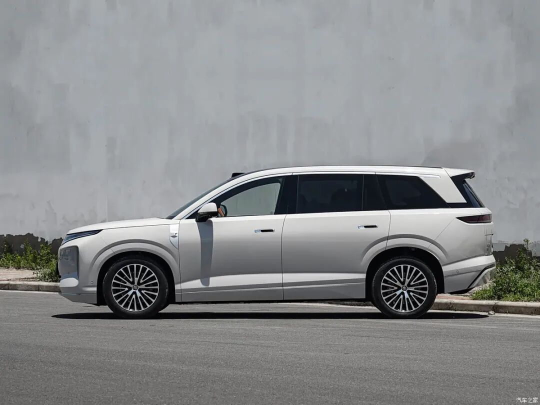 双航空座椅+闪充+“零百”3.9s!全新旗舰SUV,这实力有点硬核!图6