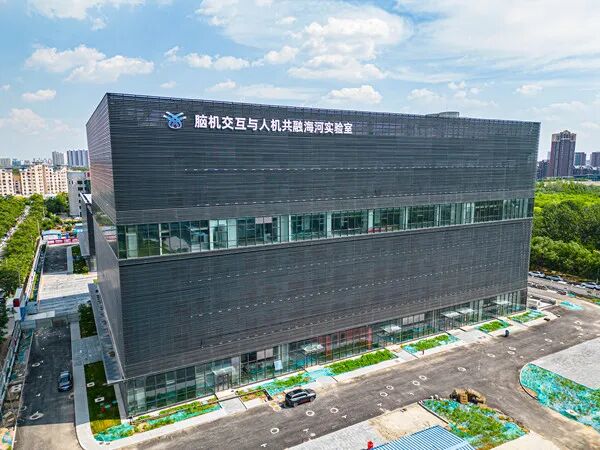 走进天津脑机接口“朋友圈”：从“讲故事”到“交产品”，这一步走了多远？图6