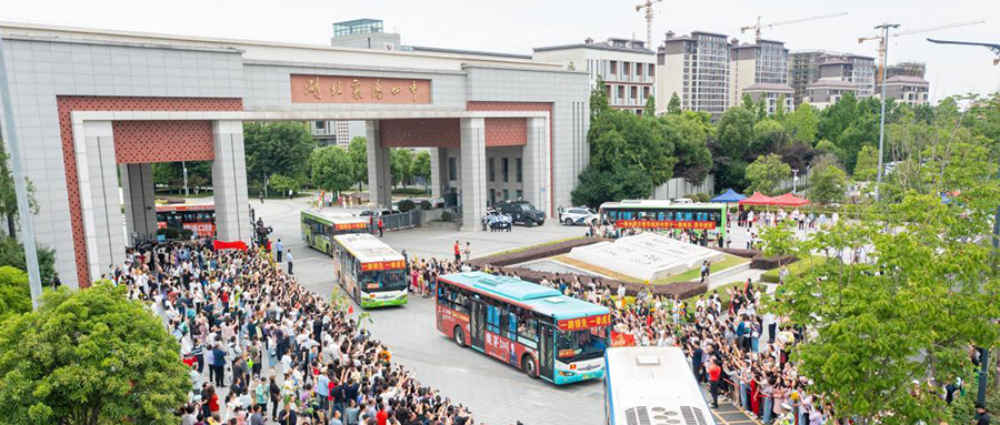 从高考数学满分到AI辅助填志愿，国产大模型走到哪一步了？图1
