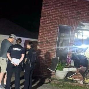 特斯拉突然冲出车道，撞入住宅致女子身亡！马斯克紧急回应