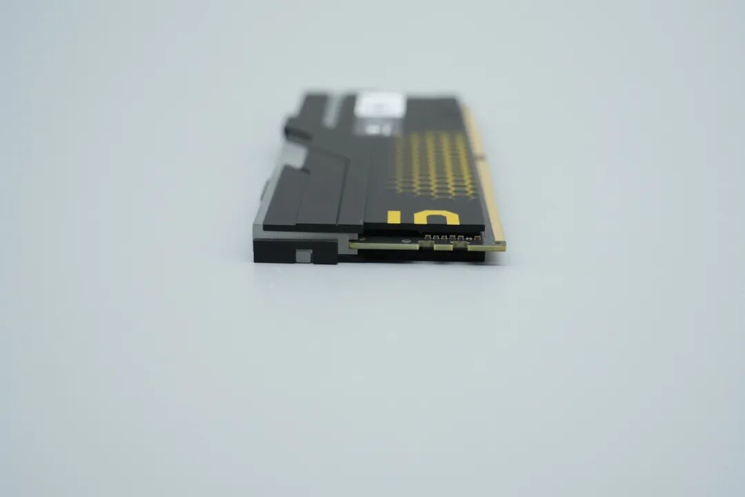 拆解报告:宏碁掠夺者Hermes DDR5 6000 C28 16GB*2内存套条图13