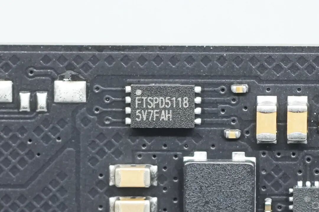 拆解报告:宏碁掠夺者Hermes DDR5 6000 C28 16GB*2内存套条图26