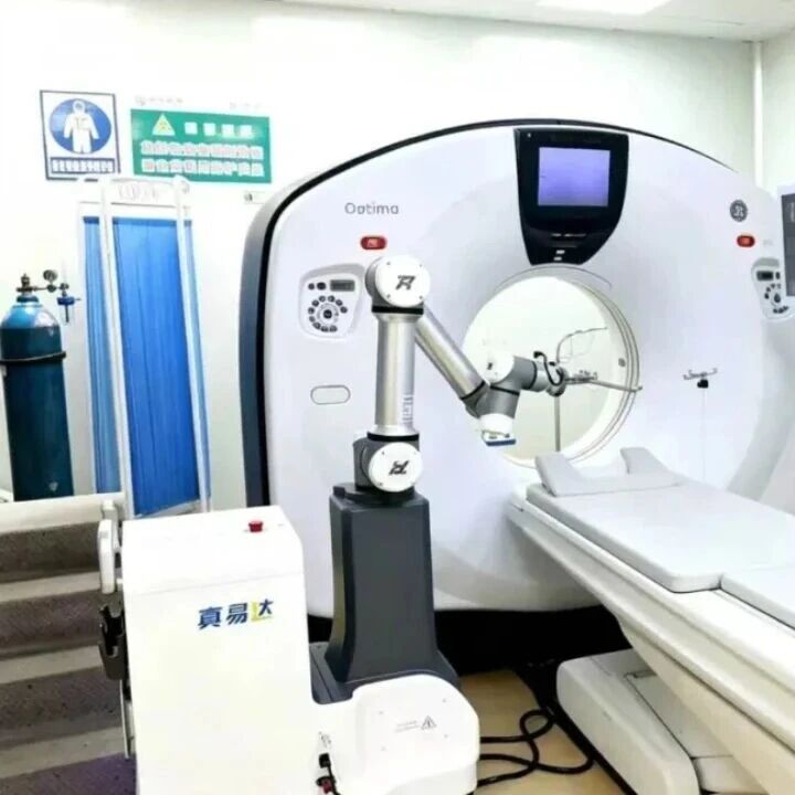 这家国产手术机器人今日IPO，市值超130亿