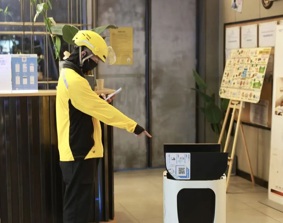 成都人形机器人实景应用跑出实效:超60个场景落地 年底力争部署万台整机图4
