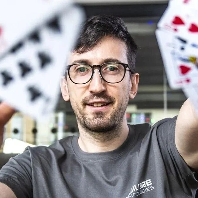 DeepMind「扑克AI」三人组创立对冲基金：一手炸翻牌桌的德州扑克算法，正在股市里印钞