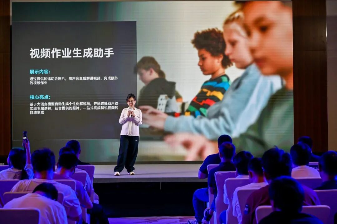 英特尔以微笑曲线诠释智能体PC价值,推动“人人可用”图25