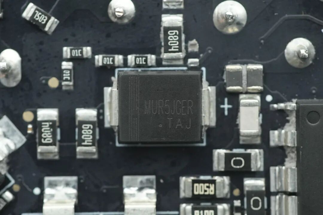 拆解报告:大疆140W 2C1A充电器图53