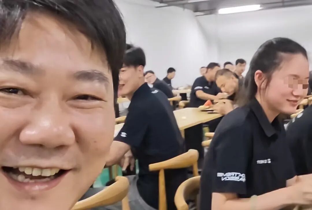 张雪请全体员工吃大餐，人手一只龙虾，爱了图1