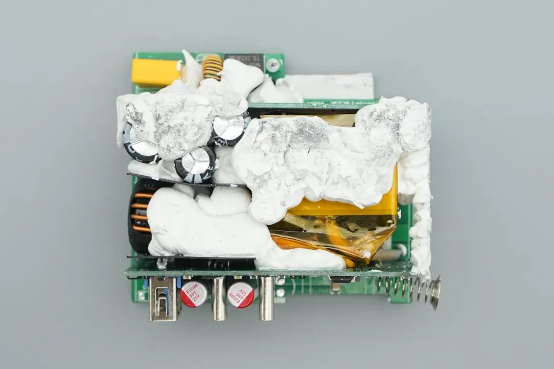 拆解报告：白牌100W 2C1A智显屏氮化镓快充图37
