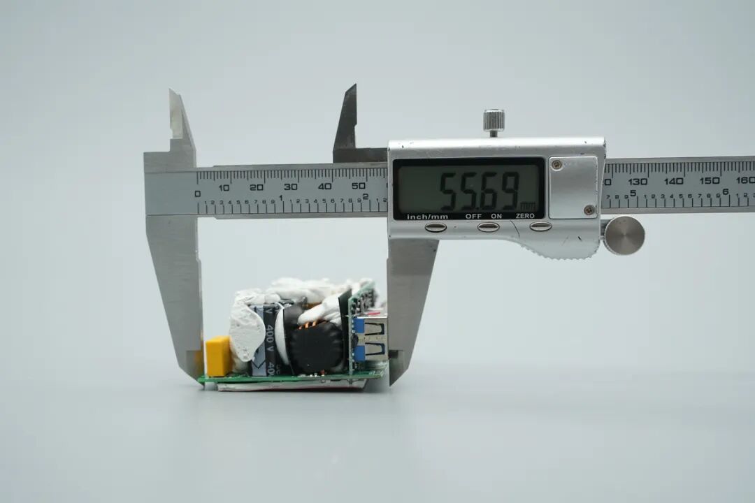 拆解报告：白牌100W 2C1A智显屏氮化镓快充图40