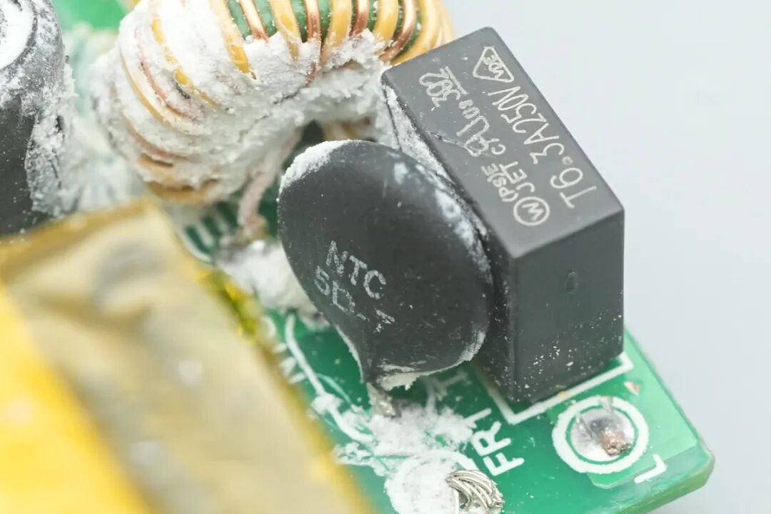 拆解报告：白牌100W 2C1A智显屏氮化镓快充图51