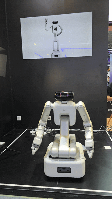 从烤披萨到拿快递,满场跑的机器人终于要进你家了|WAIC 2026全面探展图10