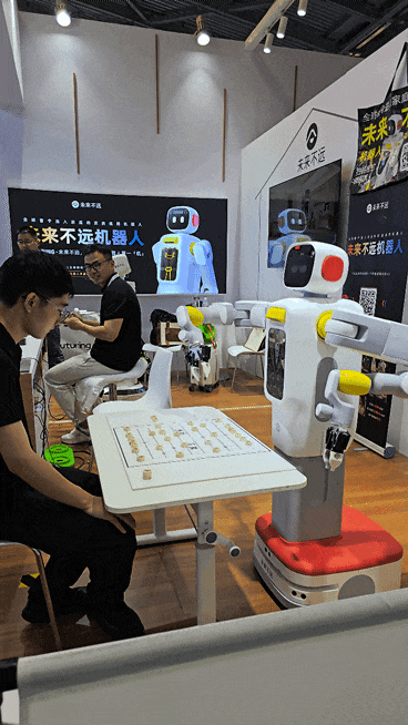 从烤披萨到拿快递,满场跑的机器人终于要进你家了|WAIC 2026全面探展图15