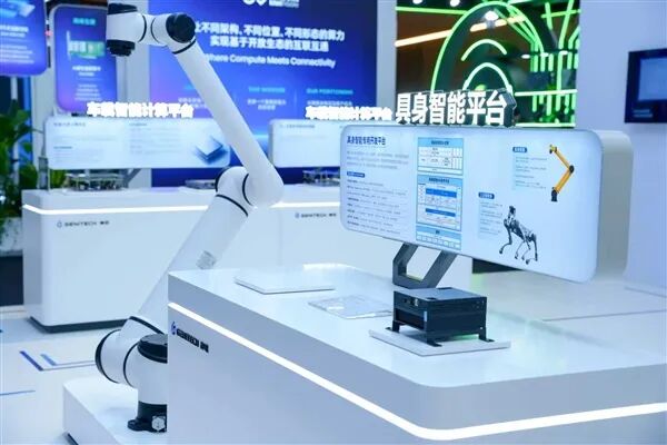 车规5nm装进机器人!蔚来神玑亮相世界人工智能大会图2