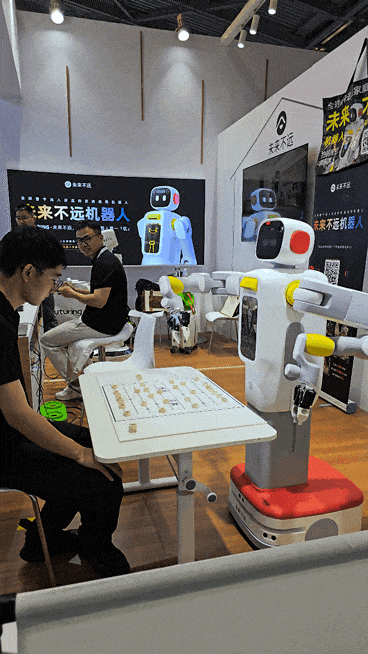 从烤披萨到拿快递，满场跑的机器人终于要进你家了丨WAIC 2026 全面探展图19