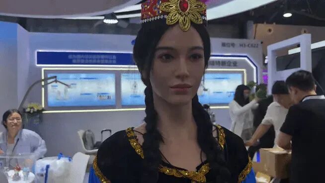 从烤披萨到拿快递，满场跑的机器人终于要进你家了丨WAIC 2026 全面探展图20