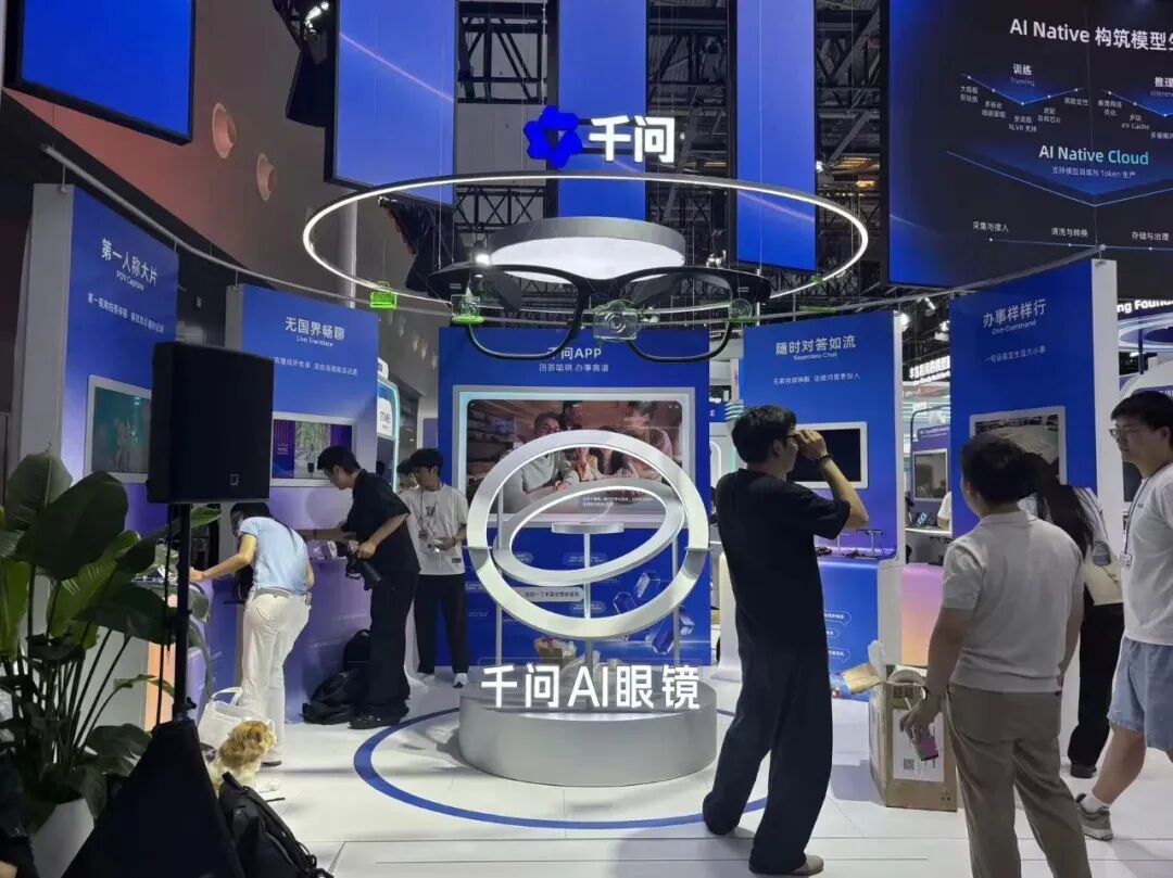 从烤披萨到拿快递，满场跑的机器人终于要进你家了丨WAIC 2026 全面探展图25