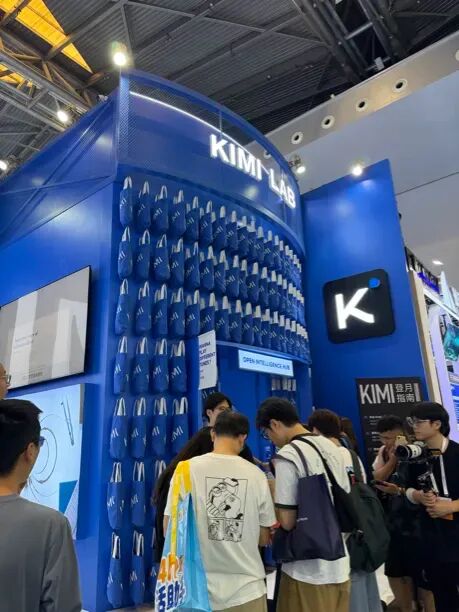 从烤披萨到拿快递，满场跑的机器人终于要进你家了丨WAIC 2026 全面探展图28