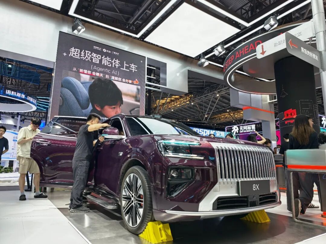 6 台机器人拼长城、首款智能体手机首秀:阶跃把 AI 塞进了现实世界|WAIC 2026图11