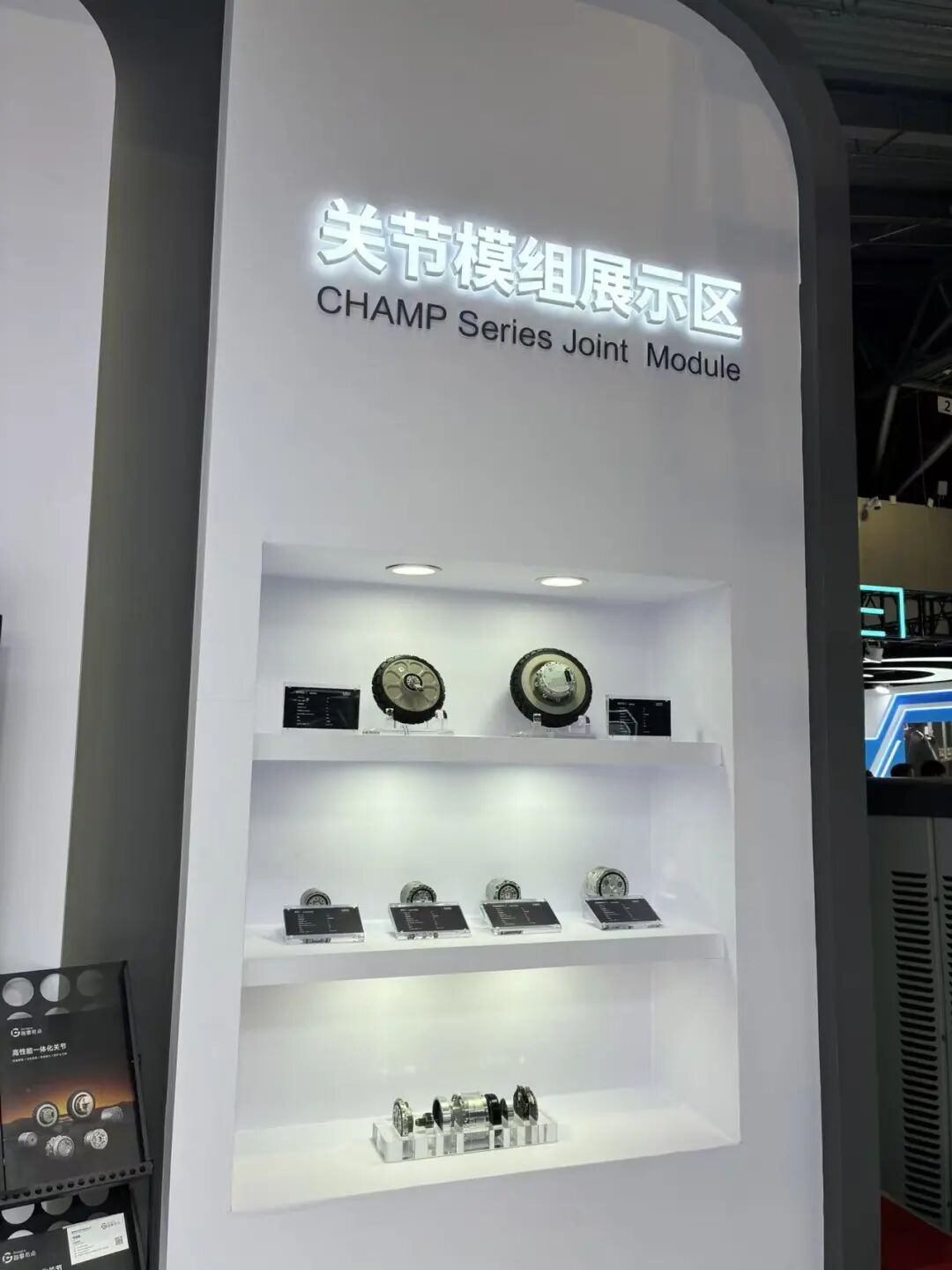智身科技惊艳首秀WAIC:成立两年半,卖出15000台机器人图8
