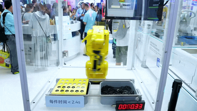 WAIC现场，这家公司让一群不同的机器人共用一个大脑图3