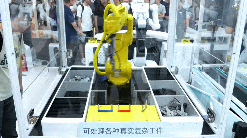 WAIC现场，这家公司让一群不同的机器人共用一个大脑图5