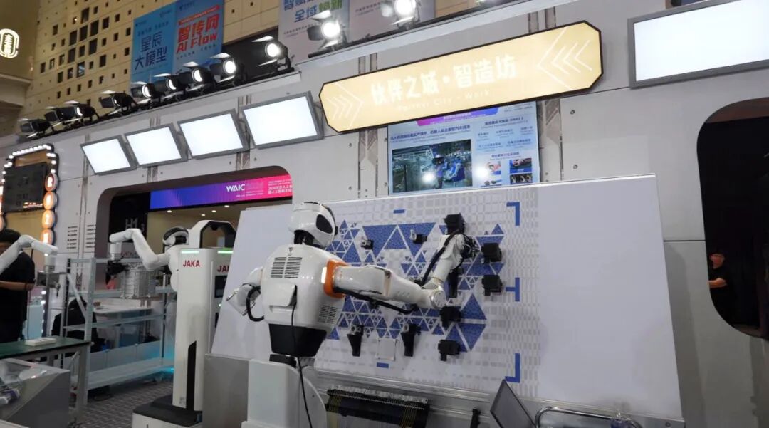 WAIC最狠展台打爆工业「深水区」！它石智航首发具身原生大脑AWE 3.5，具身Scaling全面释放图9