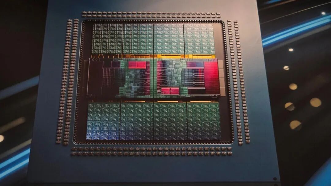 AMD 256 核 Zen6 巨兽亮相！全球首款 2nm HPC CPU 进入量产！图2