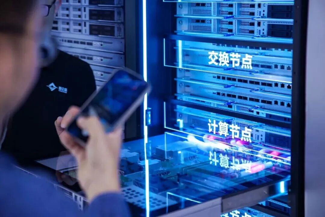 12位AI芯片高管复盘WAIC:云端抢做超节点,端侧还在等爆款图12