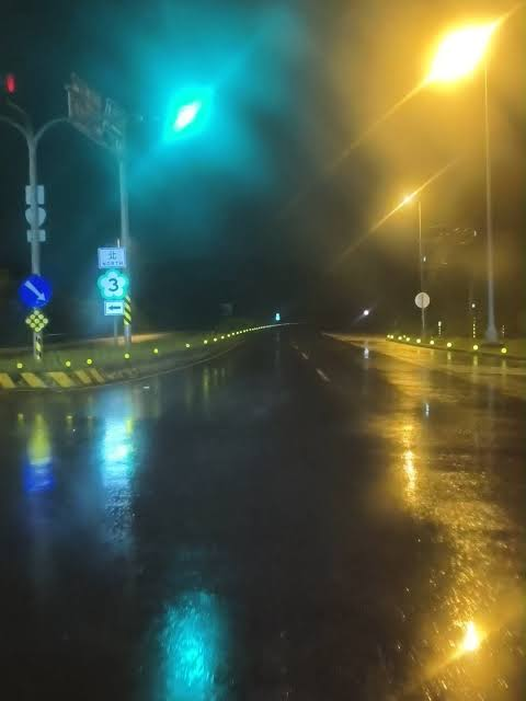 原来，连美国人都觉得特斯拉的车灯晃眼。。。图7