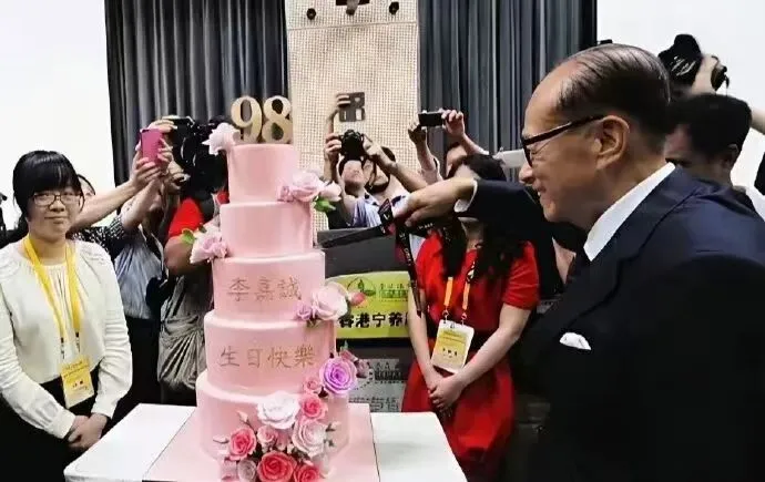 3600亿，李嘉诚套现巨款走人图6