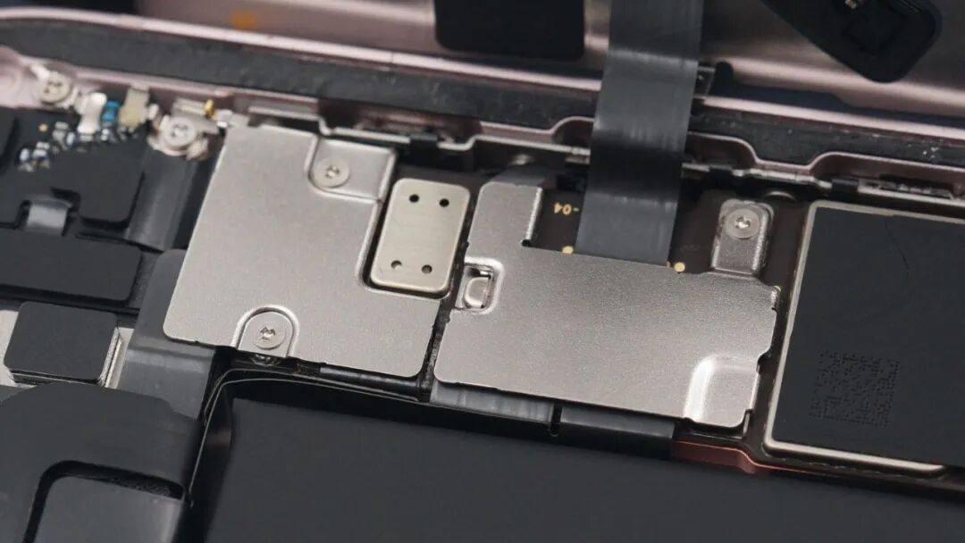 拆解报告:苹果iPhone 17e手机图14