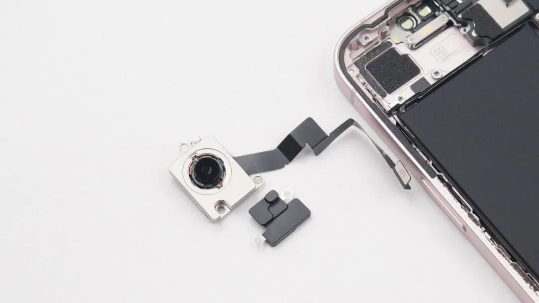 拆解报告:苹果iPhone 17e手机图18