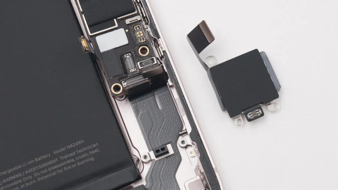 拆解报告:苹果iPhone 17e手机图21
