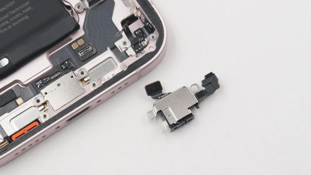 拆解报告:苹果iPhone 17e手机图24