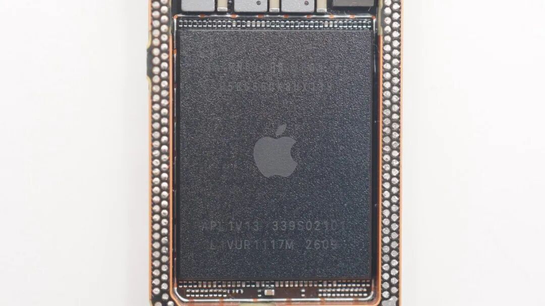 拆解报告:苹果iPhone 17e手机图59