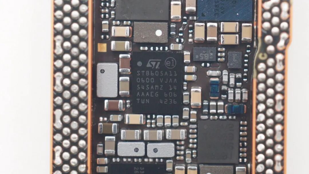 拆解报告:苹果iPhone 17e手机图64