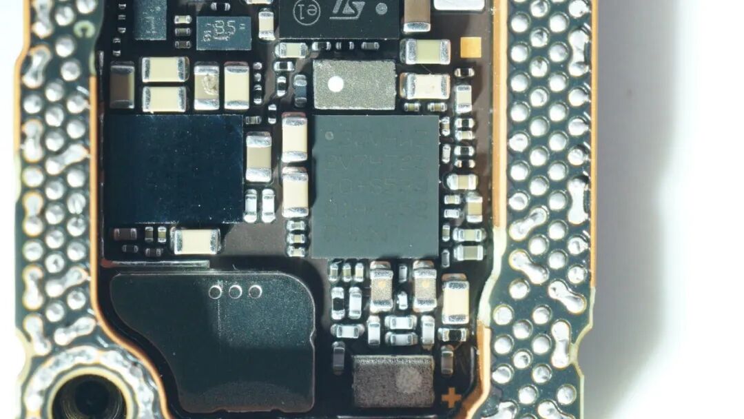 拆解报告:苹果iPhone 17e手机图66