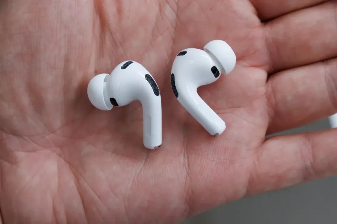 突发｜苹果带摄像头的 AirPods 泄露了图6