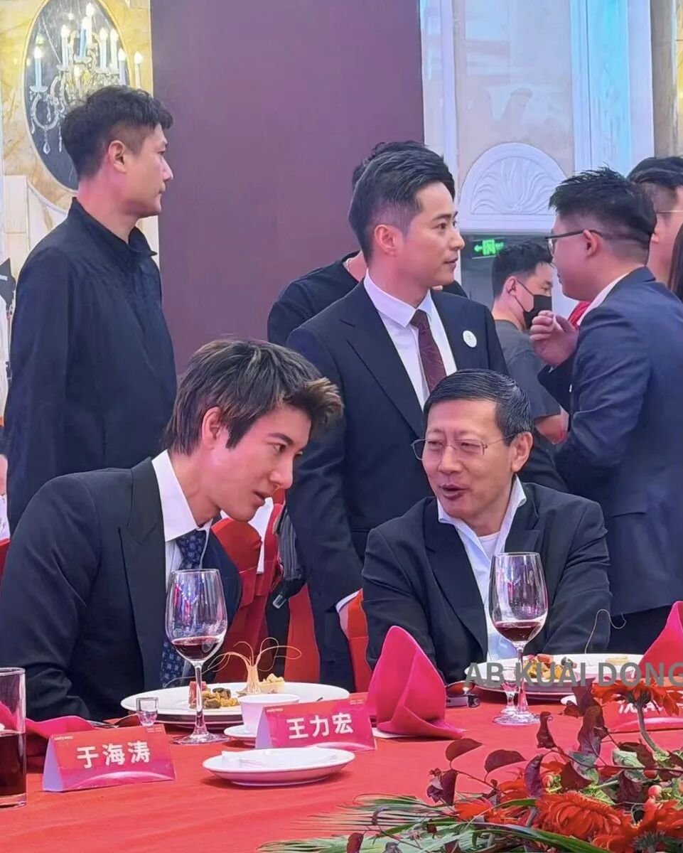 早报 | 豆包“上车”特斯拉；宇树上市首日涨超460%；李彦宏：有信心让文心重回第一梯队；美国联邦政府债务破40万亿美元图1