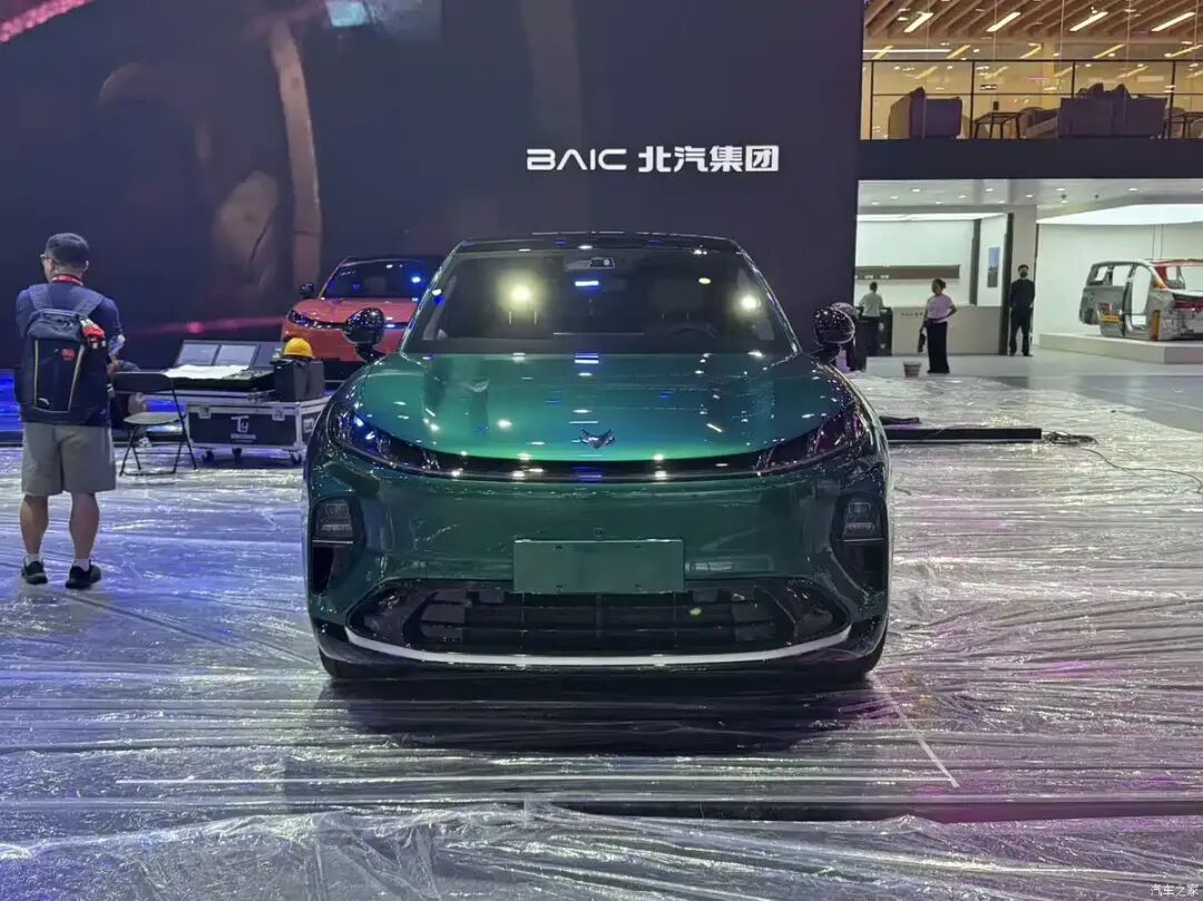 三辐式方向盘，1.1米宽全景PHUD，科技感满满！年轻人买SUV看看这辆！图1