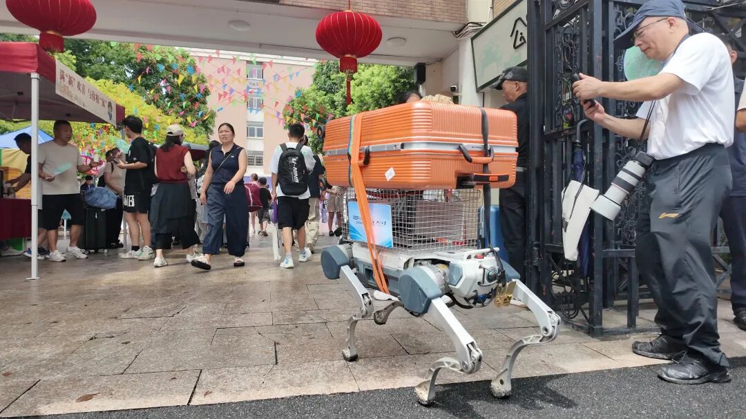 赛博机器人小队齐上阵!云深处科技助力浙大开学迎新季图5