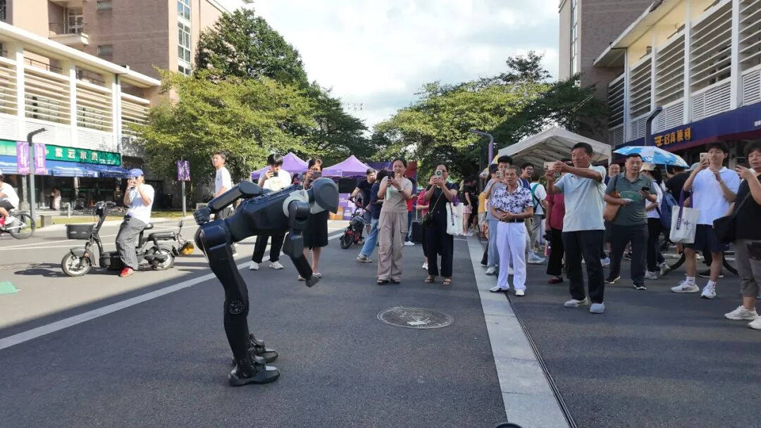 赛博机器人小队齐上阵!云深处科技助力浙大开学迎新季图9