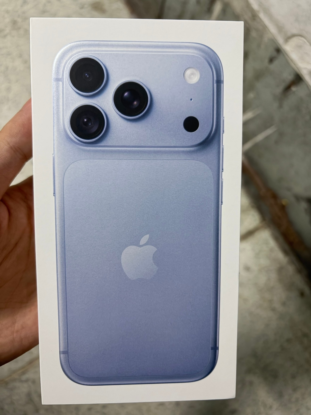 疑似 iPhone 18 Pro Max 包装曝光,远峰蓝回归?发布会最快下周官宣图2