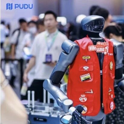 普渡机器人PUDU D5 现场"闯关"，类人形机器人PUDU D7同步亮相