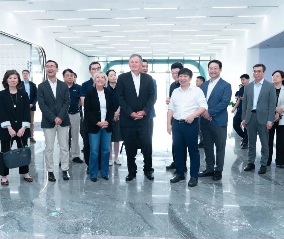 美国联邦参议员戴安斯、中国人民外交学会副会长耿爽一行参访亿航智能图3