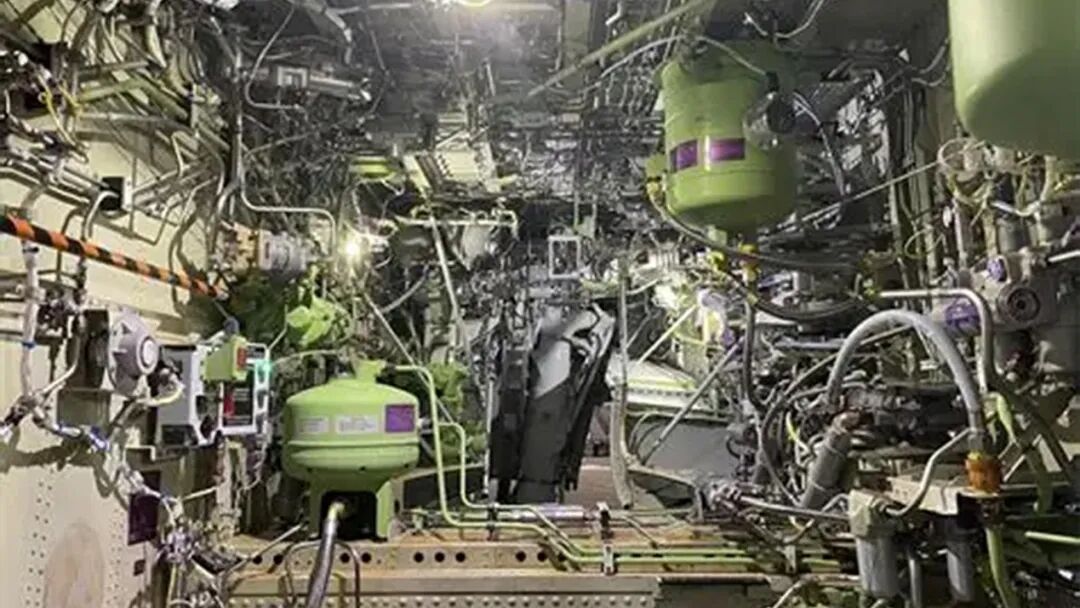 不明尸体惊现亚航班机起落架舱，时间、来源均成未解之谜图2