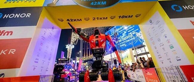 荣耀自研人形机器人亮相马来、沙特 海外市场整体增长稳健