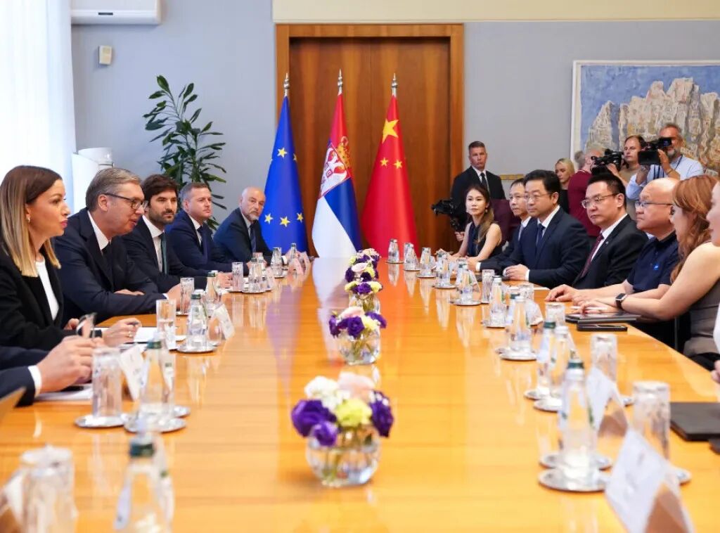 亿航智能赴塞尔维亚访问交流，拜会总统武契奇图2