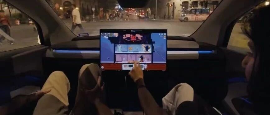 特斯拉 Cybercab 真上路了，方向盘不再是必须...